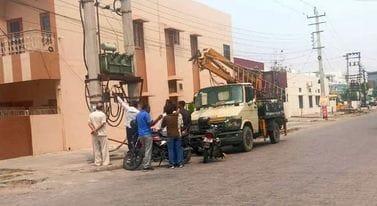 22जेएनडी12-आंधी के कारण निर्जन गांव के पास खेतों में टूटे पड़ा पोल। संवाद