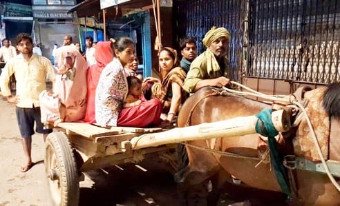 अफवाह फैलने के बद स्टेशन पर जुटे लोगों को समझाकर घर लौटाते पुलिस इंस्पेक्टर। संवाद अफवाह फैलने के बद स्टेशन पर जुटे लोगों को समझाकर घर लौटाते पुलिस इंस्पेक्टर। संवाद
