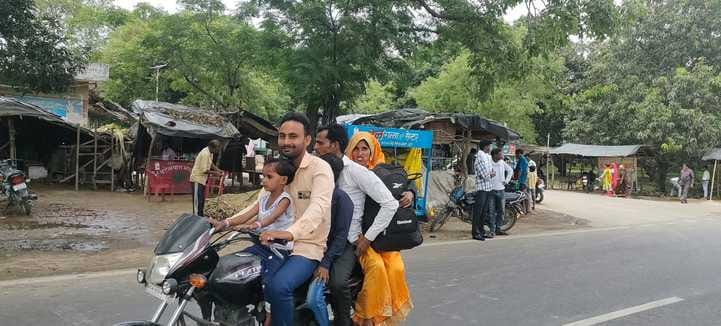 बंडा-पूरनपुर नेशनल हाईवे पर थाने के सामने से बाइक पर बगैर हेलमेट के जाते तीन लोग। संवाद बंडा-पूरनपुर नेशनल हाईवे पर थाने के सामने से बाइक पर बगैर हेलमेट के जाते तीन लोग। संवाद