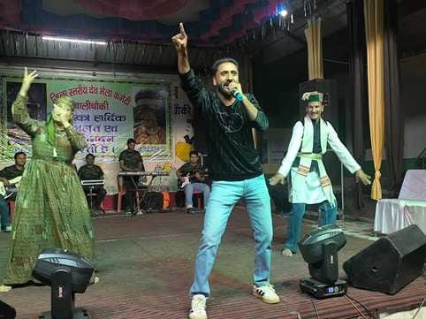 बालीचौकी मेले की पहली सांस्कृतिक संध्या में प्रस्तुति देते स्टार कलाकार रामेश्वर व मौजूद दर्शक। बालीचौकी मेले की पहली सांस्कृतिक संध्या में प्रस्तुति देते स्टार कलाकार रामेश्वर व मौजूद दर्शक।