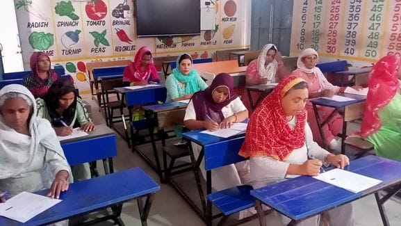 फोटो 03- सोनीपत में उल्लास चेतना केंद्र में निरक्षर महिलाओं को पढ़ाती शिक्षा विभाग की स्वयंसेव फोटो 03- सोनीपत में उल्लास चेतना केंद्र में निरक्षर महिलाओं को पढ़ाती शिक्षा विभाग की स्वयंसेव