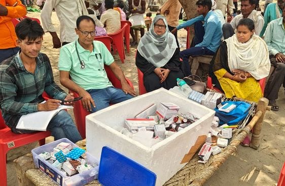 जरीफनगर के गांव सोन बूढ़ी में आग से जली घर में रखी लहसुन की फसल। संवाद