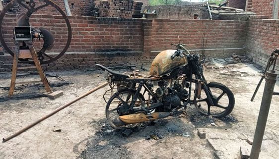 जरीफनगर के गांव सोन बूढ़ी में आग से जली घर में रखी लहसुन की फसल। संवाद