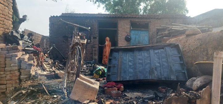 जरीफनगर के गांव सोन बूढ़ी में आग से जली घर में रखी लहसुन की फसल। संवाद