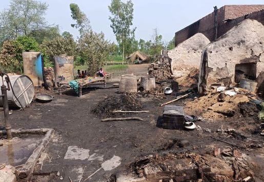 जरीफनगर के गांव सोन बूढ़ी में आग से जली घर में रखी लहसुन की फसल। संवाद