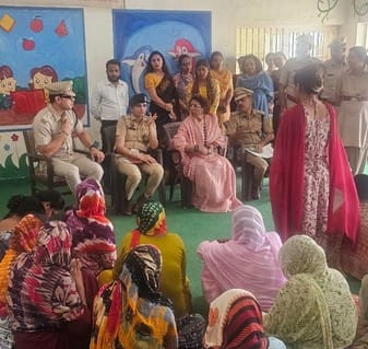 कुरुक्षेत्र। महिला थाने में आयोजित जनता दरबार में मामलों की सुनवाई करती महिला आयोग की चेयरमैन कुरुक्षेत्र। महिला थाने में आयोजित जनता दरबार में मामलों की सुनवाई करती महिला आयोग की चेयरमैन