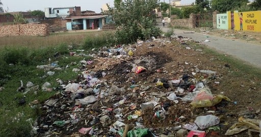 कुर्रिया कलां क्षेत्र में मल्हपुर ग्राम पंचायत में खाली पड़ा आरआरसी। संवाद
