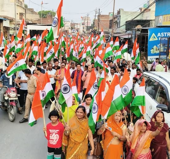 कुंवरगांव में भारत शौर्य तिरंगा यात्रा का नेतृत्व करते पूर्व राज्यमंत्री व सदर विधायक महेश चंद् कुंवरगांव में भारत शौर्य तिरंगा यात्रा का नेतृत्व करते पूर्व राज्यमंत्री व सदर विधायक महेश चंद्