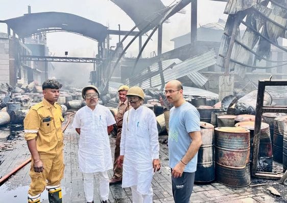 मेंथा फैक्टरी के बाहर पुलिसकर्मियों से जानकारी लेते विधायक हरिश शाक्य व जिलाध्यक्ष। स्रोत जिलाध