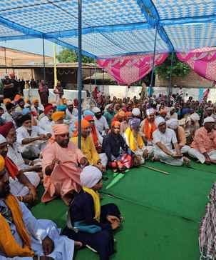 नेपाल सीमा से सटे टाटरगंज गांव में हुए समारोह में मौजूद लोग स्रोत : ग्रामीण नेपाल सीमा से सटे टाटरगंज गांव में हुए समारोह में मौजूद लोग स्रोत : ग्रामीण