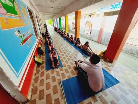 पिंडौल स्कूल में आयोजित समर कैंप में योगा सीखते बच्चे। संवाद