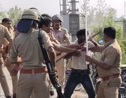 पत्थर लगने से घायल सिपाही-स्रोत सोशल मीडिया