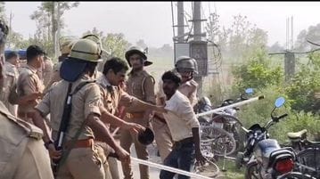 पत्थर लगने से घायल सिपाही-स्रोत सोशल मीडिया