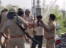 पत्थर लगने से घायल सिपाही-स्रोत सोशल मीडिया