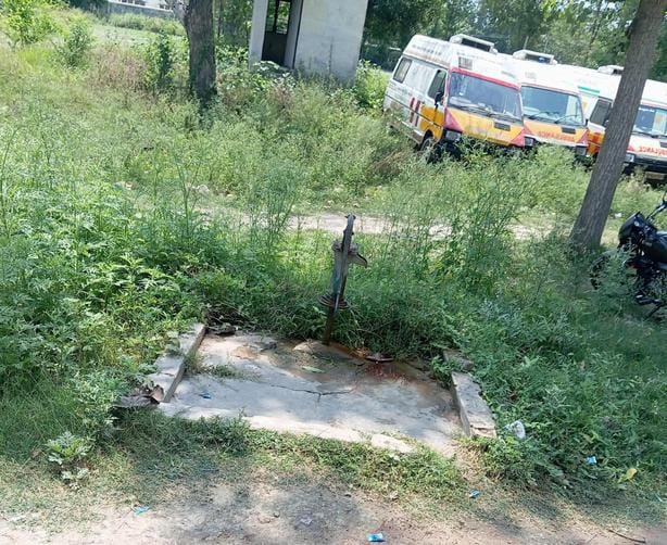 रमियाबेहड़ सीएचसी में वाटर कूलर के आसपास उगी झाड़ी। संवाद रमियाबेहड़ सीएचसी में वाटर कूलर के आसपास उगी झाड़ी। संवाद