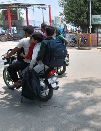 शहर में नकटादाना चौराहे के आगे हैंडिल में हेलमेट टांगकर जाता बाइक चालक संवाद शहर में नकटादाना चौराहे के आगे हैंडिल में हेलमेट टांगकर जाता बाइक चालक संवाद