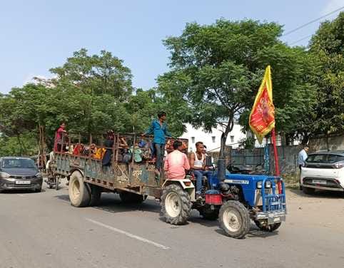 शहर में नकटादाना चौराहे के आगे हैंडिल में हेलमेट टांगकर जाता बाइक चालक संवाद शहर में नकटादाना चौराहे के आगे हैंडिल में हेलमेट टांगकर जाता बाइक चालक संवाद