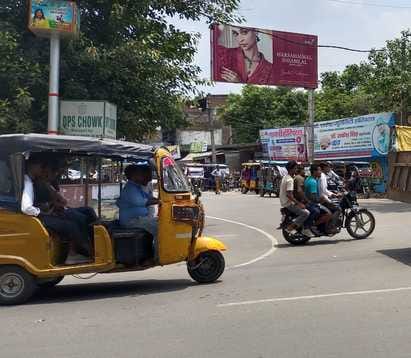 शहर में नकटादाना चौराहे के आगे हैंडिल में हेलमेट टांगकर जाता बाइक चालक संवाद शहर में नकटादाना चौराहे के आगे हैंडिल में हेलमेट टांगकर जाता बाइक चालक संवाद