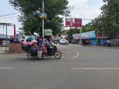 शहर में नकटादाना चौराहे के आगे हैंडिल में हेलमेट टांगकर जाता बाइक चालक संवाद शहर में नकटादाना चौराहे के आगे हैंडिल में हेलमेट टांगकर जाता बाइक चालक संवाद