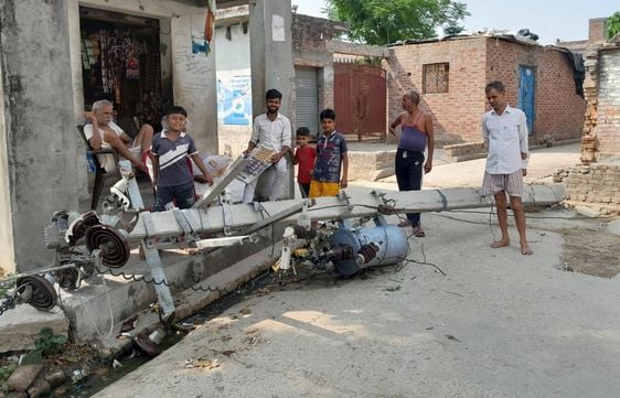 दहगवां के ग्राम पड़रिया में आंधी से गिरा पेड़। संवाद दहगवां के ग्राम पड़रिया में आंधी से गिरा पेड़। संवाद