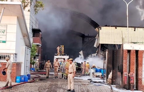 उझानी में मेंथा ऑयल फैक्टरी मं दूसरे दिन भी उठते धुएं के गुबार। सवाद उझानी में मेंथा ऑयल फैक्टरी मं दूसरे दिन भी उठते धुएं के गुबार। सवाद