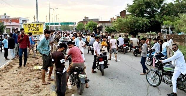 उझानी में मेंथा ऑयल फैक्टरी मं दूसरे दिन भी उठते धुएं के गुबार। सवाद उझानी में मेंथा ऑयल फैक्टरी मं दूसरे दिन भी उठते धुएं के गुबार। सवाद
