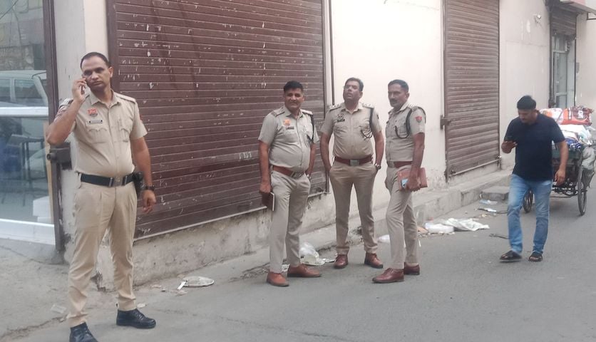 23सीटीके32.....  सुभाष रोड स्थित दुकान पर हुए फायरिंग के बाद जांच करती एफएसएल की टीम। संवाद