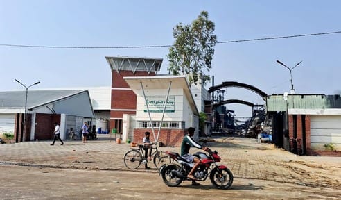आग बुझाए जाने के बाद मेंथा फैक्टरी से मलबा हटाती क्रेन। संवाद