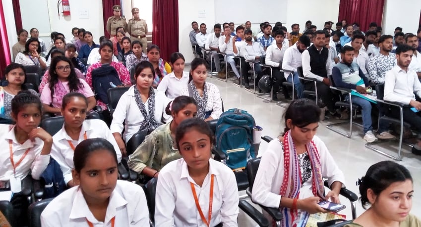 एसएस लाॅ काॅलेज में अमर उजाला की ओर से आयोजित पुलिस की पाठशाला कार्यक्रम में बोलते एसपी राजेश द