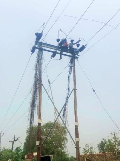 फैजगंज में टूटकर गिरा खंभा मकान से टिका।-संवाद