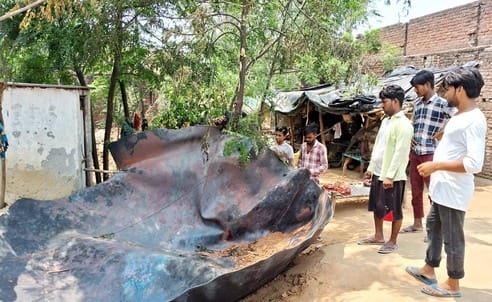 फैक्टरी के बॉयलर की चादर गिरने से ग्रामीण का क्षतिग्रस्त मकान। संवाद