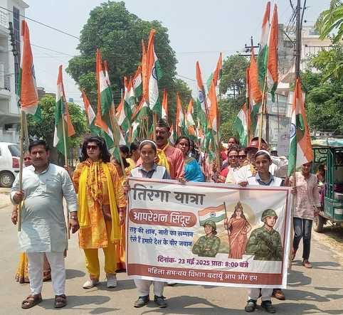 गुलड़िया में तिरंगा यात्रा में शामिल नगर पंचायत अध्यक्ष व अन्य। संवाद गुलड़िया में तिरंगा यात्रा में शामिल नगर पंचायत अध्यक्ष व अन्य। संवाद