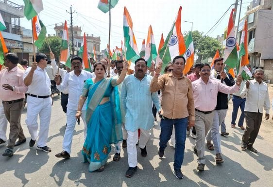 गुलड़िया में तिरंगा यात्रा में शामिल नगर पंचायत अध्यक्ष व अन्य। संवाद गुलड़िया में तिरंगा यात्रा में शामिल नगर पंचायत अध्यक्ष व अन्य। संवाद