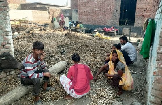 जरीफनगर के सोन बूढ़ी में तिरपाल लगाकर रहते अग्नि पीड़ित परिवार के लोग। संवाद जरीफनगर के सोन बूढ़ी में तिरपाल लगाकर रहते अग्नि पीड़ित परिवार के लोग। संवाद