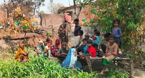 जरीफनगर के सोन बूढ़ी में तिरपाल लगाकर रहते अग्नि पीड़ित परिवार के लोग। संवाद जरीफनगर के सोन बूढ़ी में तिरपाल लगाकर रहते अग्नि पीड़ित परिवार के लोग। संवाद
