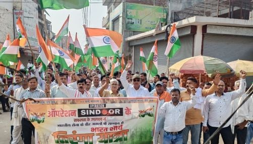 कछला में गंगा की लहरों पर निकली तिरंगा यात्रा।-स्वयं कछला में गंगा की लहरों पर निकली तिरंगा यात्रा।-स्वयं