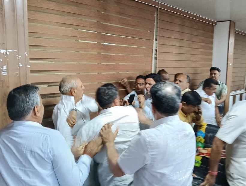 कुरुक्षेत्र। विधायक एवं पार्षद प्रतिनिधियों के बीच हंगामा व हाथापाई।... वायरल वीडियो से