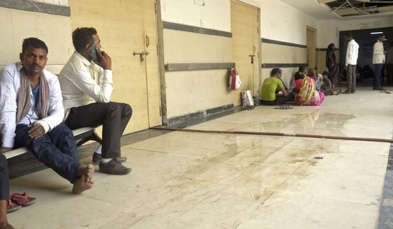 मेडिकल कॉलेज में व्हीलचेयर पर मरीज को ले जाते तीमारदार। संवाद