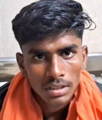 मेडिकल कॉलेज में व्हीलचेयर पर मरीज को ले जाते तीमारदार। संवाद