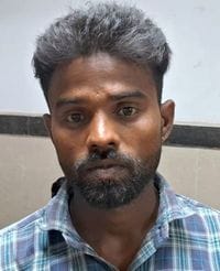 मेडिकल कॉलेज में व्हीलचेयर पर मरीज को ले जाते तीमारदार। संवाद