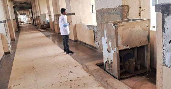 मेडिकल कॉलेज में व्हीलचेयर पर मरीज को ले जाते तीमारदार। संवाद