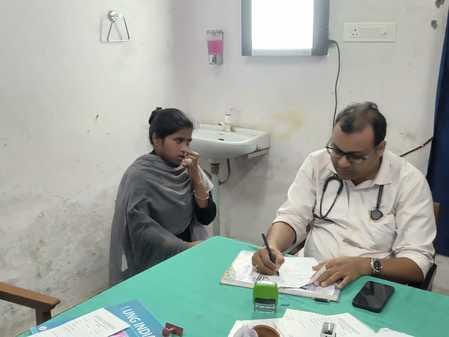 महिला दवा वितरण की कतार पर लगी महिलाएं। संवाद महिला दवा वितरण की कतार पर लगी महिलाएं। संवाद