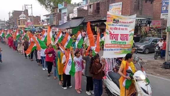 शाहजहांपुर में तिरंगा यात्रा निकालते भाजपा सदर मंडल के पदाधिाकरी। स्रोत: संगठन शाहजहांपुर में तिरंगा यात्रा निकालते भाजपा सदर मंडल के पदाधिाकरी। स्रोत: संगठन