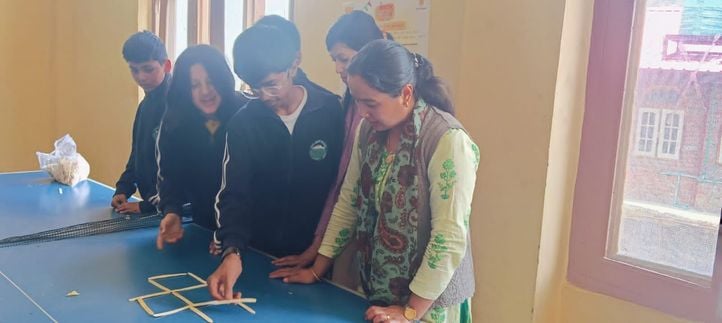 थम एजुकेशन फाउंडेशन की ओर से रिकांगपिओ में कमाल  कैम्प में भाग लेते छात्र और छात्राएं। संवाद