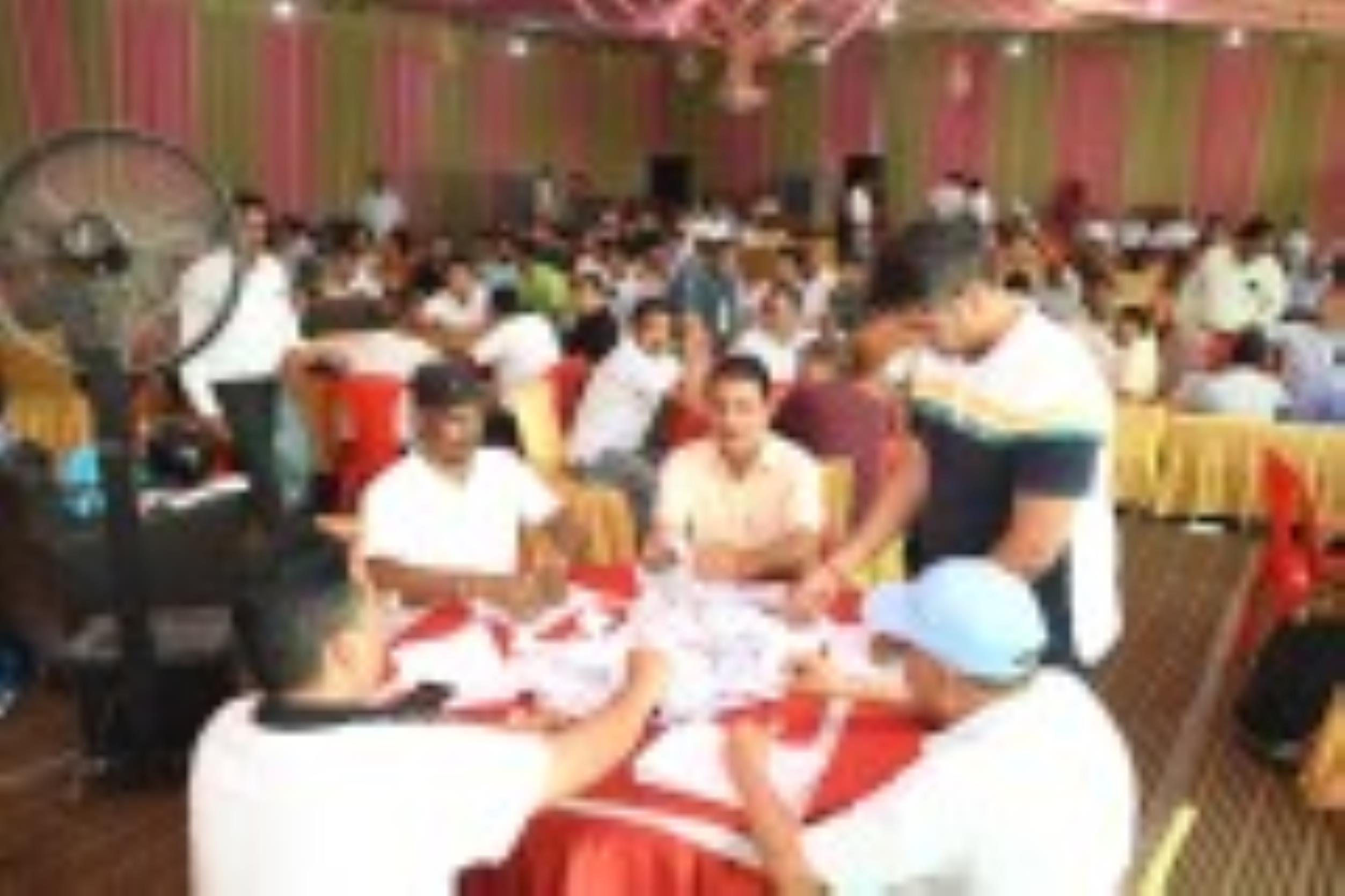 चुनाव प्रक्रिया में भाग लेते शिक्षक। चुनाव प्रक्रिया में भाग लेते शिक्षक।