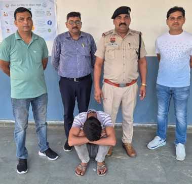 ग्रामीणों के बयान दर्ज करती पुलिस। संवाद ग्रामीणों के बयान दर्ज करती पुलिस। संवाद