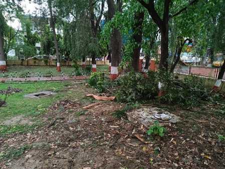 हमीरपुर में बारिश के बीच गंतव्य की ओर निकलते लोग। संवाद
