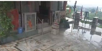 हमीरपुर में बारिश के बीच गंतव्य की ओर निकलते लोग। संवाद
