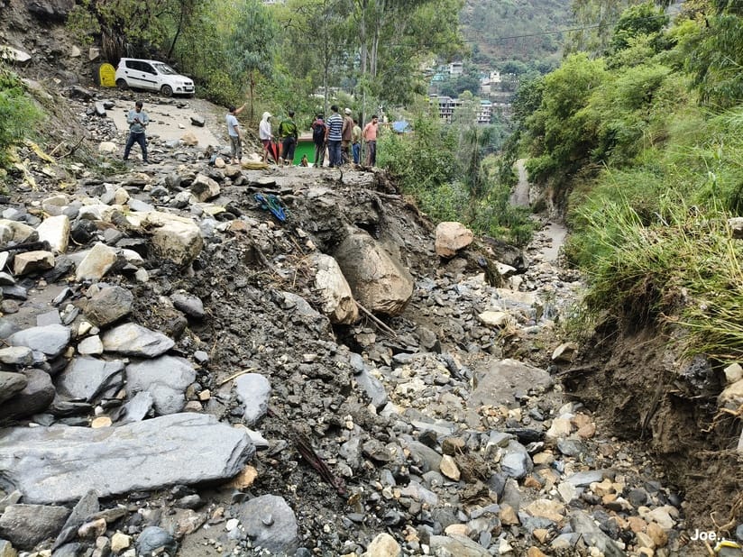 जोगूनी में ओलावृष्टि के उपरांत सेब के दानों का हाल। संवाद