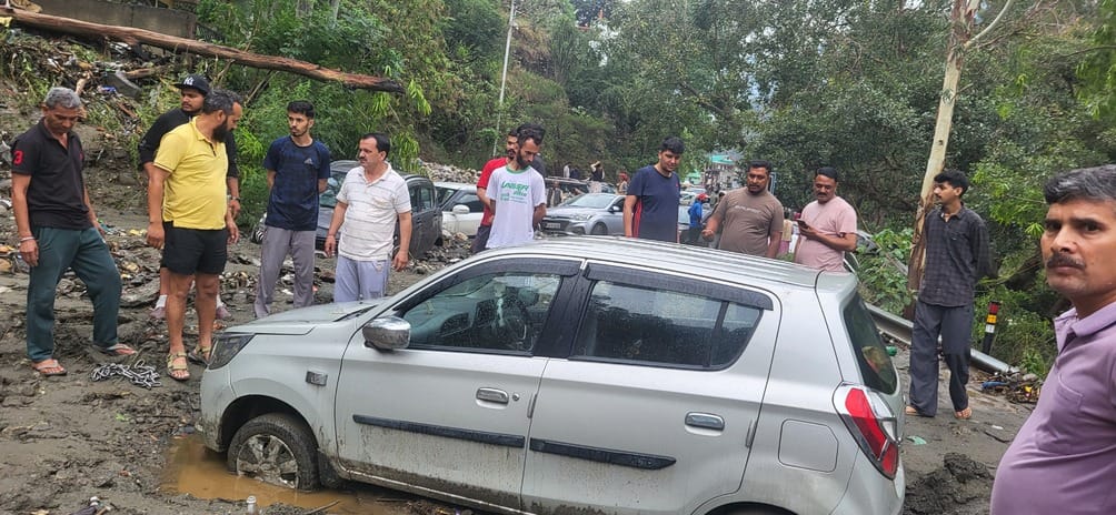 जगातखाना के पास सरकारी डिपू में पानी घुसने से खराब हुआ आटा चावल और अन्य साम्रगी। संवाद जगातखाना के पास सरकारी डिपू में पानी घुसने से खराब हुआ आटा चावल और अन्य साम्रगी। संवाद